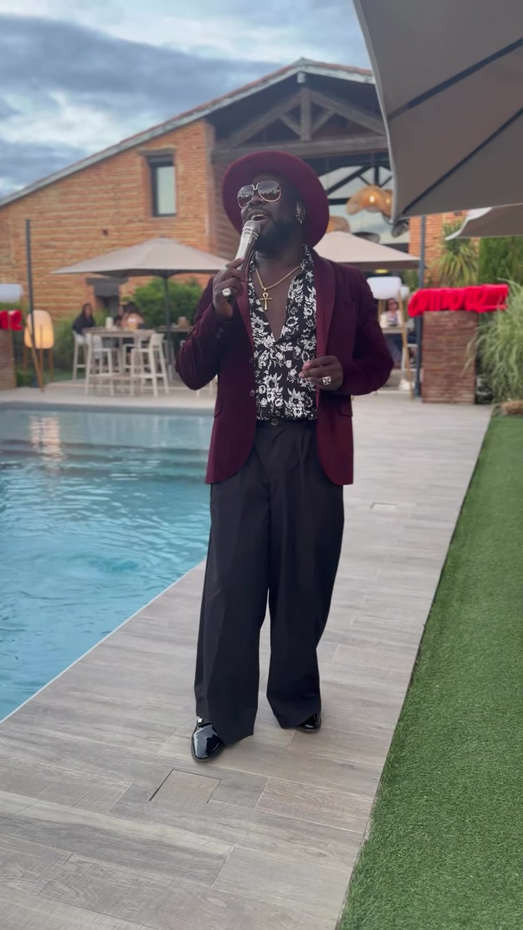 Léon en soirée au bord d’une piscine