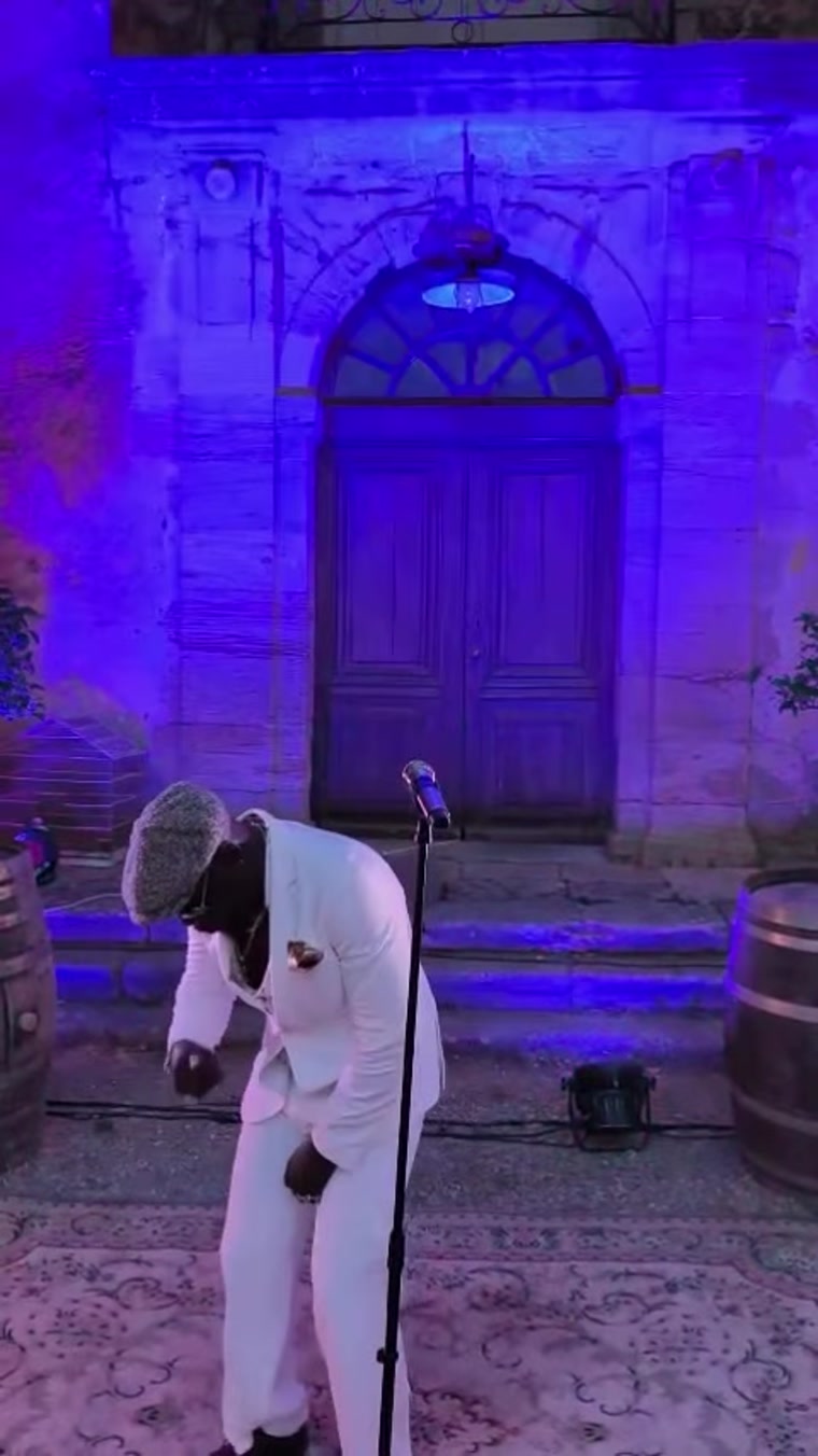 Léon sur scène en lumières bleues