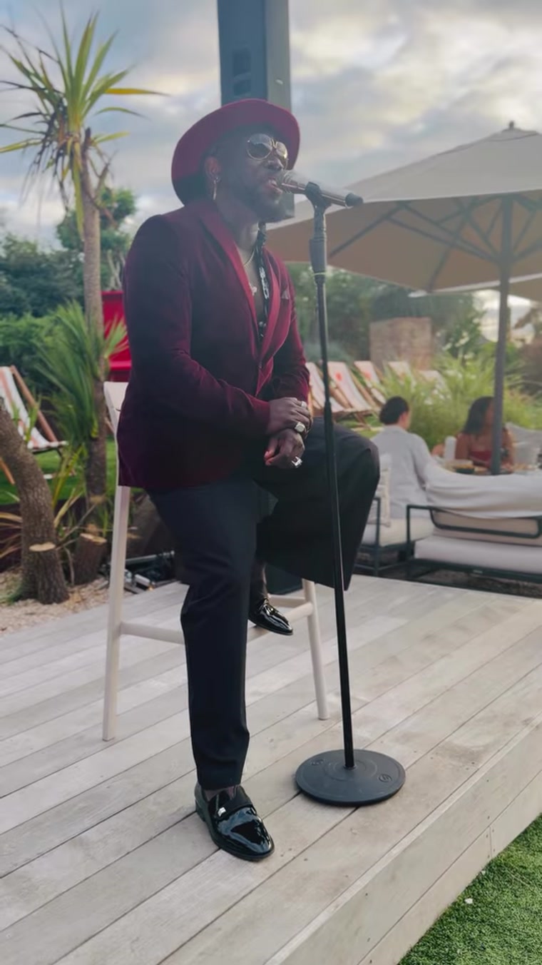 Léon en extérieur, en journée